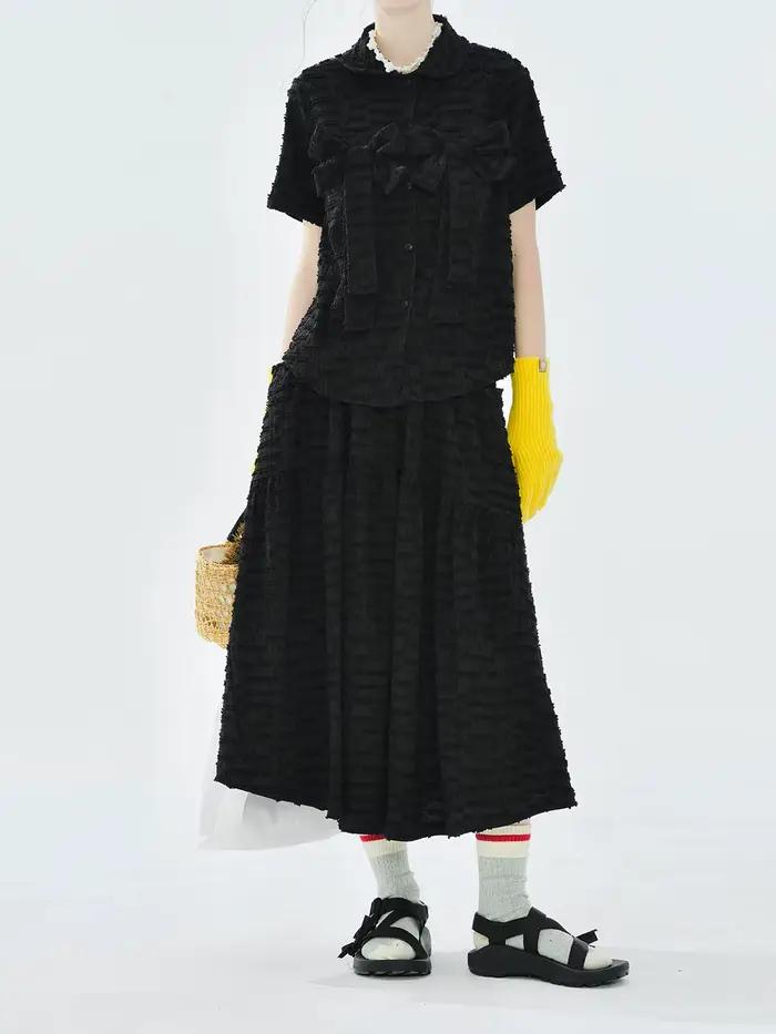Jupe à texture monochromatique, taille ajustable, essentielle pour 3 saisons, style chic et décontracté.