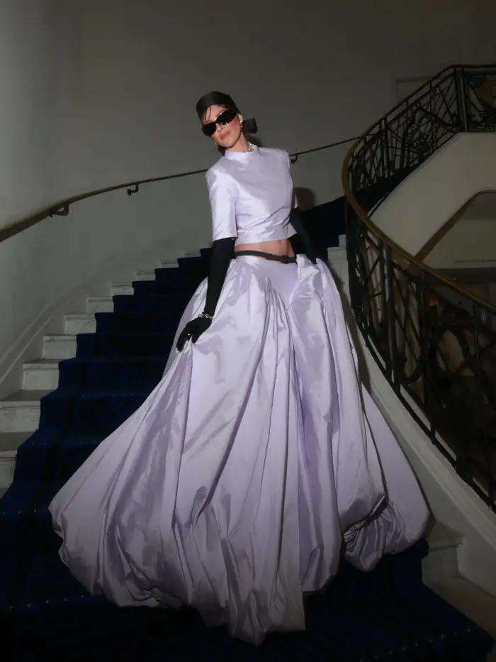 Jupe longue de haute couture lavande style défilé de Cannes