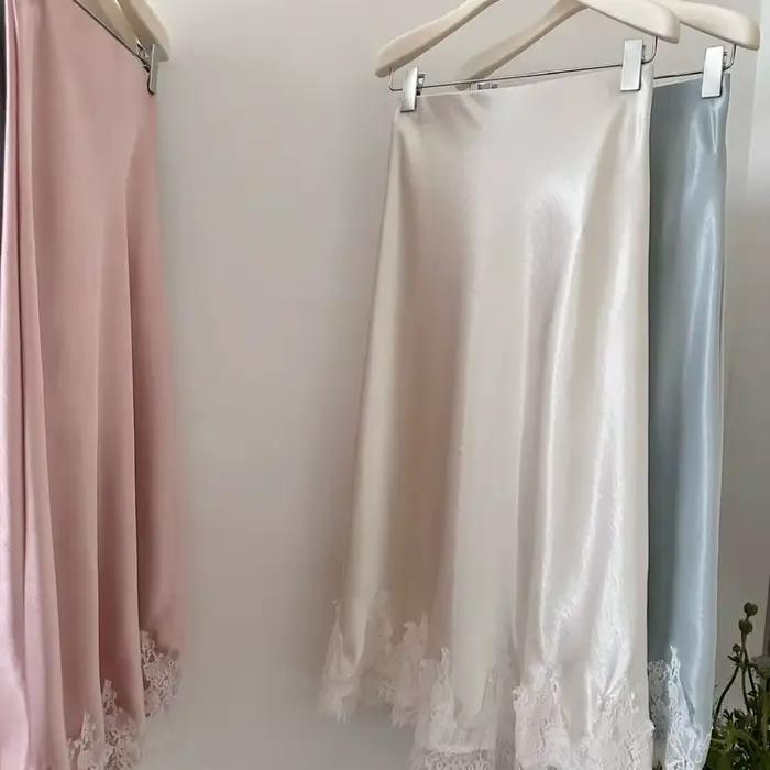 Jupe sirène en tissu satiné effet soyeux avec ourlet en dentelle pour femmes silhouette droite confortable et élégante pour occasions spéciales et tenues quotidiennes