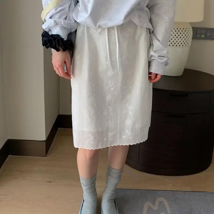 Jupe droite brodée de fleurs blanches style rétro français pour femme