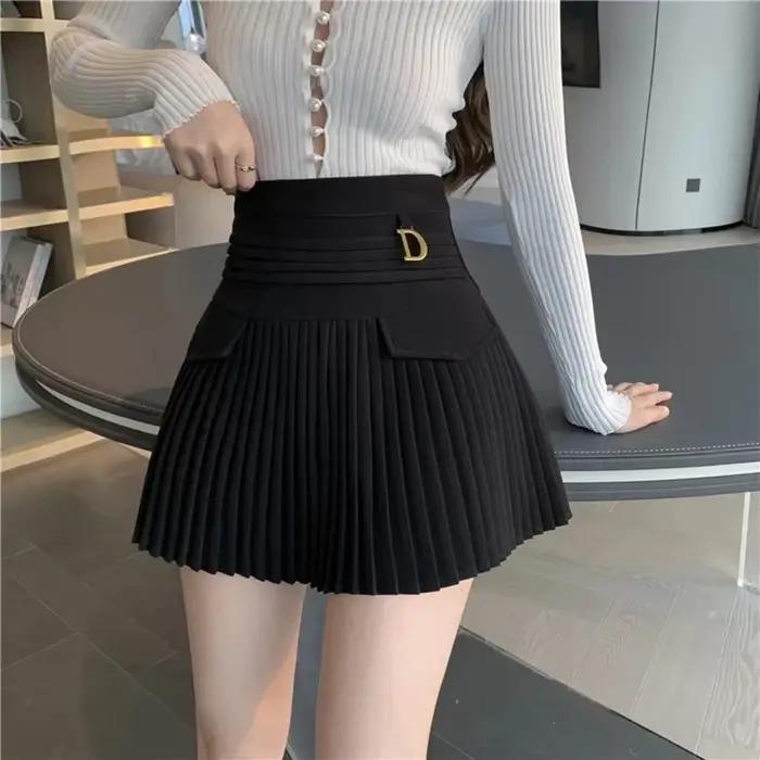 Été blanc jupes plissées Sexy décontracté mince collège femmes taille haute Mini métal lettre D Ontwerp a-lijn Style de mode coréenne