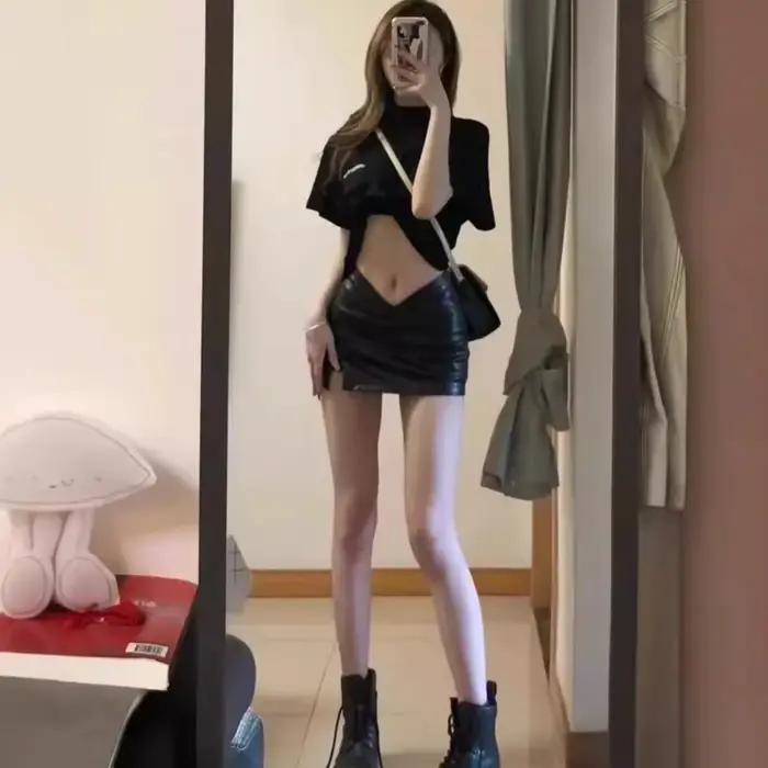 Jupe courte noire sexy taille basse pour femme, en similicuir PU, avec fente latérale et design dos nu, idéale pour l'automne