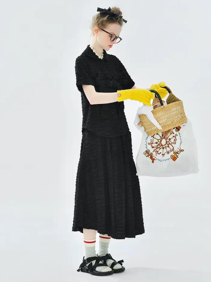 Jupe à texture monochromatique, taille ajustable, essentielle pour 3 saisons, style chic et décontracté.