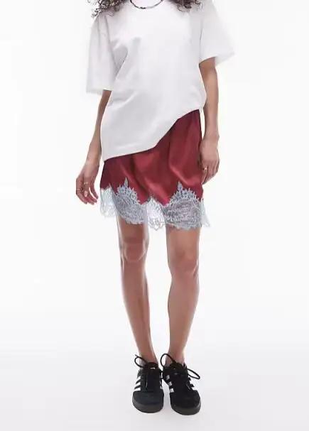 Jupe courte en satin garnie de dentelle Rose rouge pour femme
