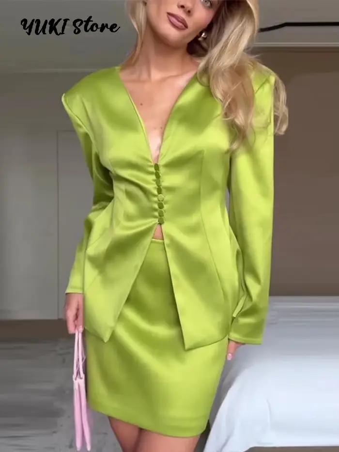 Ensemble Blazer et Mini-Jupe Vert Satiné pour Femme – Col en V, Taille Cintrée, Manches Longues – Tenue de Bureau Élégante Été 2026