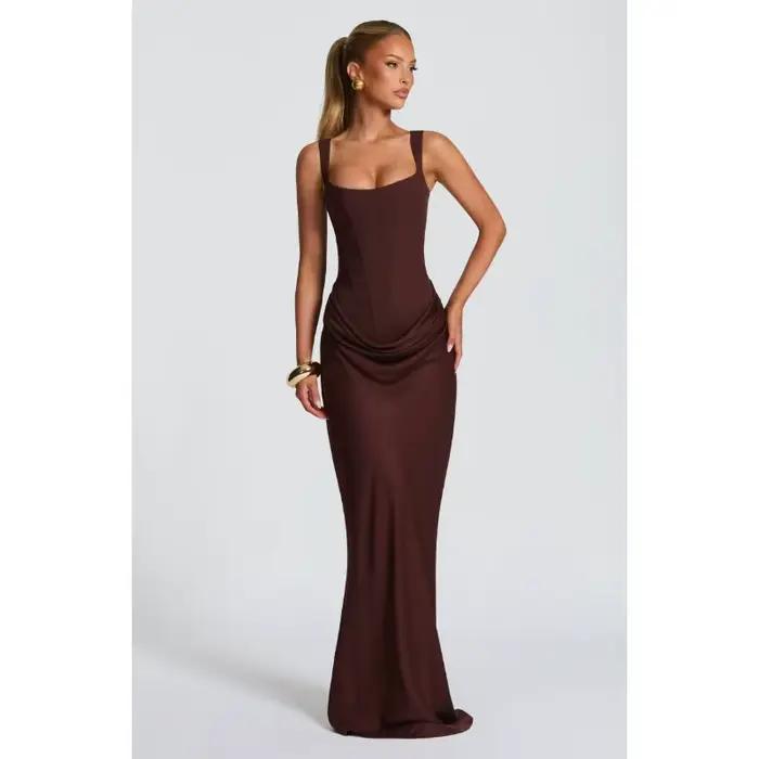 Robe de soirée élégante marron plissée longue à col carré sans manches et épaules dénudées, taille cintrée, coupe ajustée pour femme – Collection été 2026