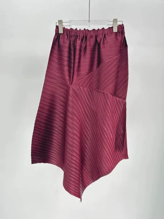 Haut asymétrique plissé rouge bordeaux et jupe longue plissée texturée ensemble chic pour femmes style minimaliste printemps été