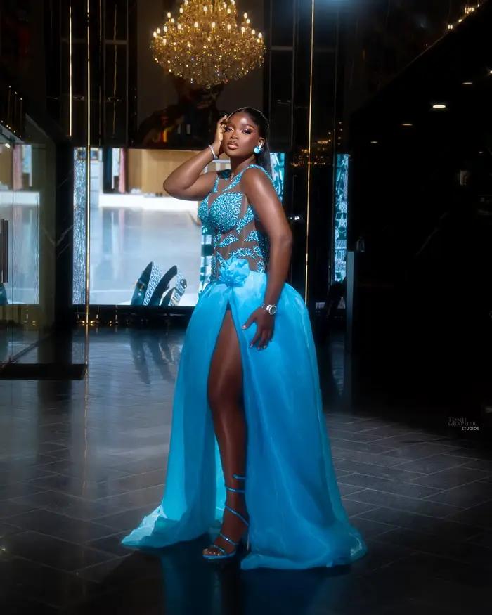 Jupe longue bleue de luxe à fente haute avec détail de taille florale