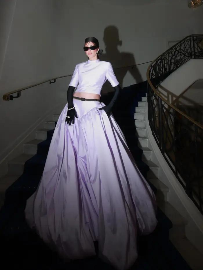 Jupe longue de haute couture lavande style défilé de Cannes