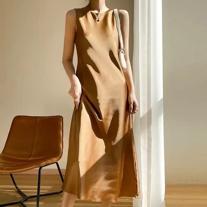Robe longue trapèze sans bretelles en satin de soie pour femme