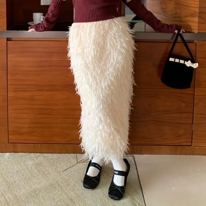 Jupe féerique élégante coupe droite amincissante avec franges en plumes, jupe midi pour femme, style frais et doux, couleur unie, polyester, hiver