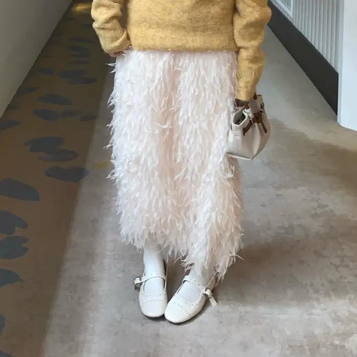 Jupe féerique élégante coupe droite amincissante avec franges en plumes, jupe midi pour femme, style frais et doux, couleur unie, polyester, hiver
