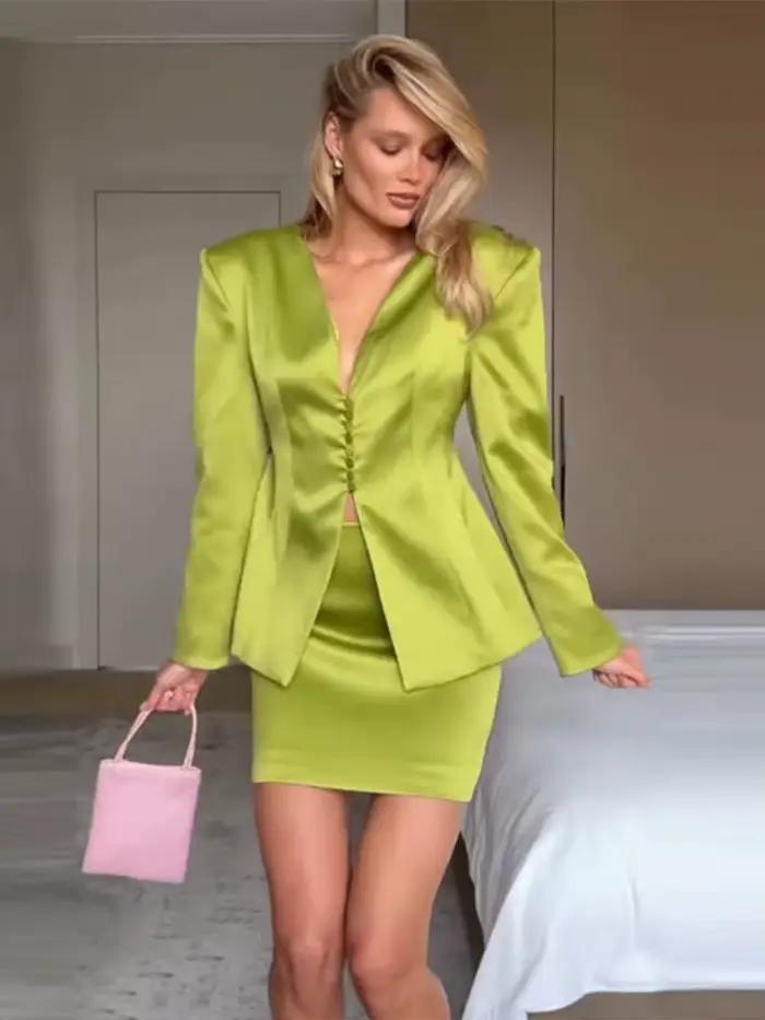 Ensemble Blazer et Mini-Jupe Vert Satiné pour Femme – Col en V, Taille Cintrée, Manches Longues – Tenue de Bureau Élégante Été 2026