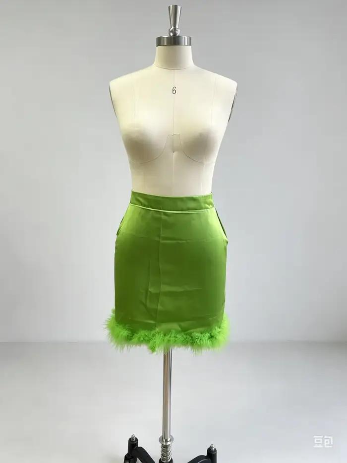 Jupe mini moulante taille haute vert lime avec bordure en plumes pour cocktail