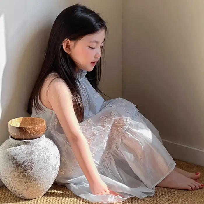 Robe longue blanche en jacquard à bretelles, nouvelle collection été 2026