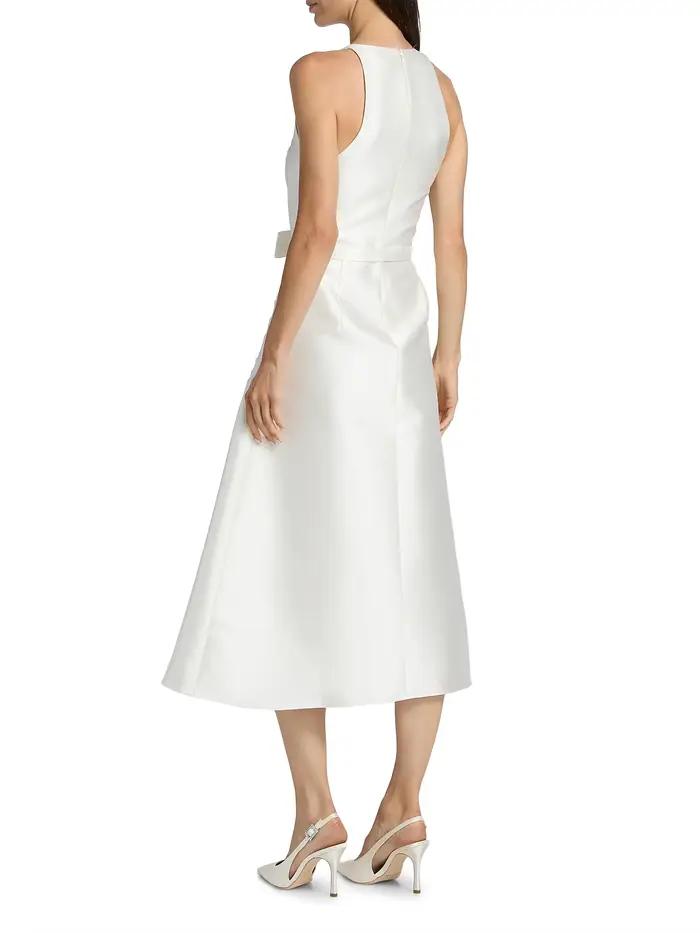 Robe de cocktail midi élégante et minimaliste en satin blanc, personnalisée, sans manches, avec encolure halter et appliques florales verticales en dentelle.