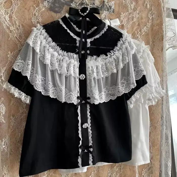 Ensemble jupe courte et chemise à manches longues ou courtes avec cape en dentelle