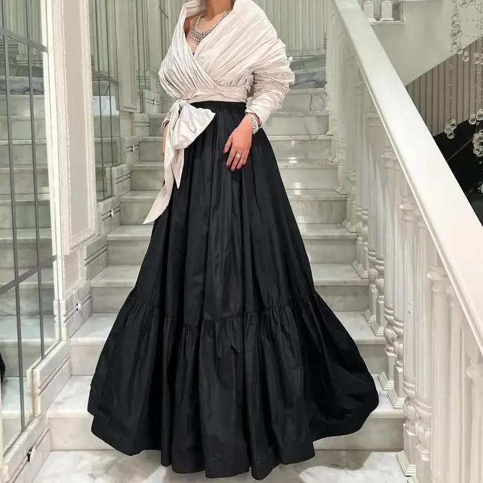 Jupes longues élégantes en satin noir pour femmes avec détails de lignes brillantes