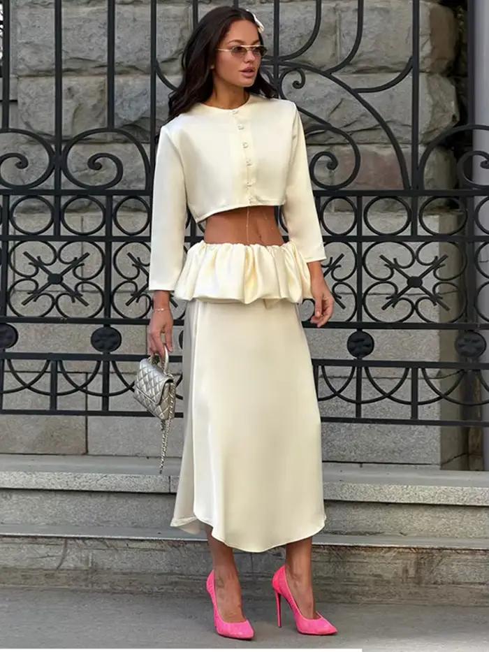 Nouvel ensemble élégant pour femme : haut uni, chemisier à col rond et manches longues boutonnées, jupe à volants – Collection été 2026 pour les vacances
