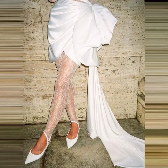 Jupe de mariée asymétrique blanche avec traîne latérale
