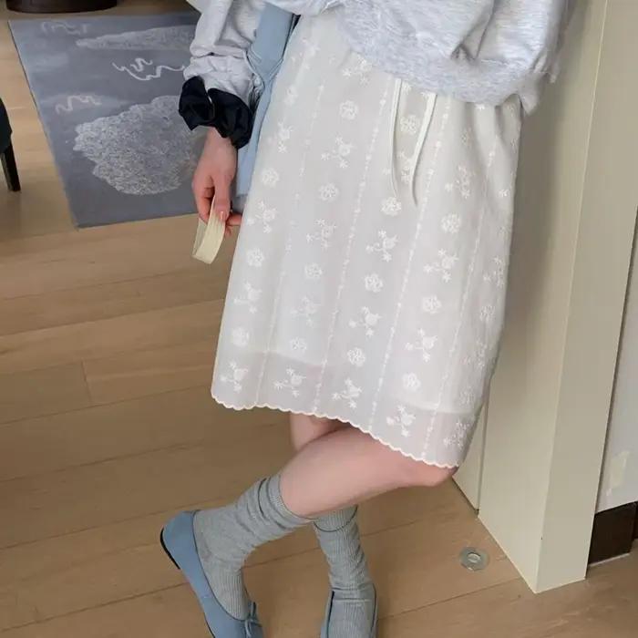 Jupe droite brodée de fleurs blanches style rétro français pour femme