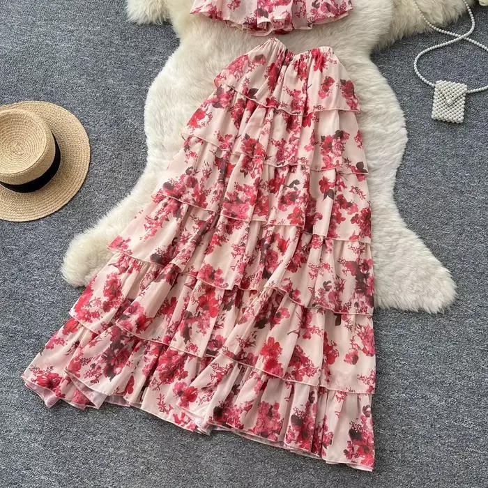 Ensemble jupe et haut chic à imprimé floral pour femme, style épaules dénudées, avec haut court à manches volantées et jupe à volants superposés pour l'été