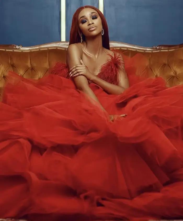 Robes de bal rouges asymétriques longues en tulle, robes de soirée formelles avec perles et plumes, sur mesure, avec traîne, élégantes