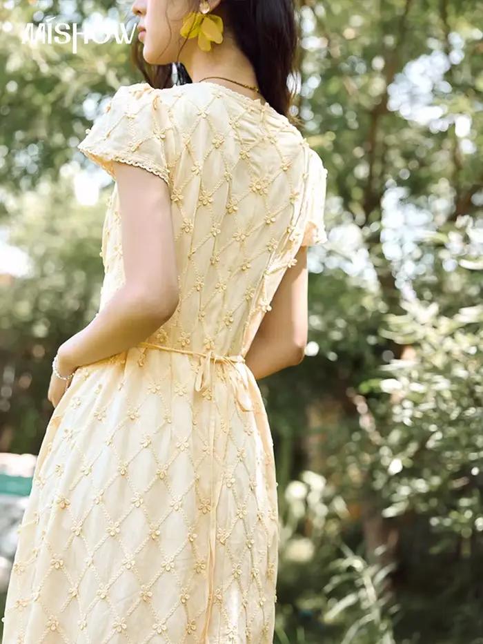 MISHOW femmes col en v dentelle épissé robe 2025 été nouvelle broderie vacances Style français Jacquard robes mi-longues MXE38L2378