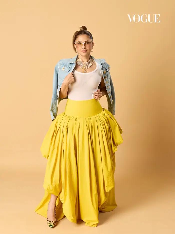 Jupe longue maxi bouffante jaune taille haute à fente irrégulière et drapée