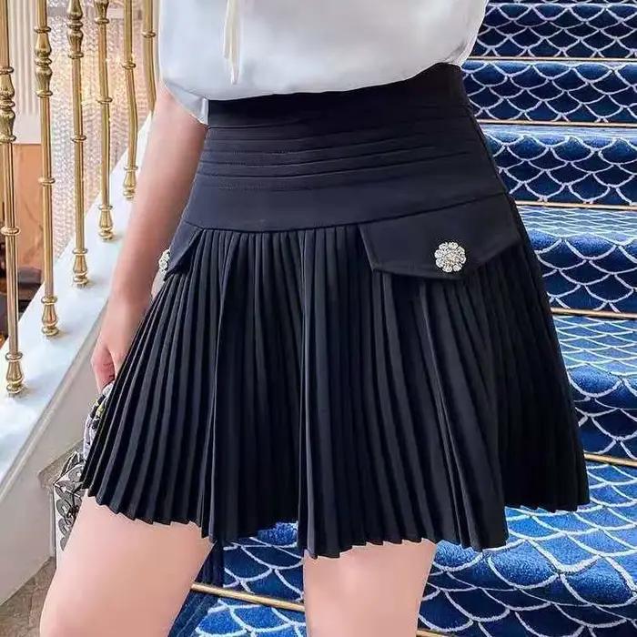 Été blanc jupes plissées Sexy décontracté mince collège femmes taille haute Mini métal lettre D Ontwerp a-lijn Style de mode coréenne