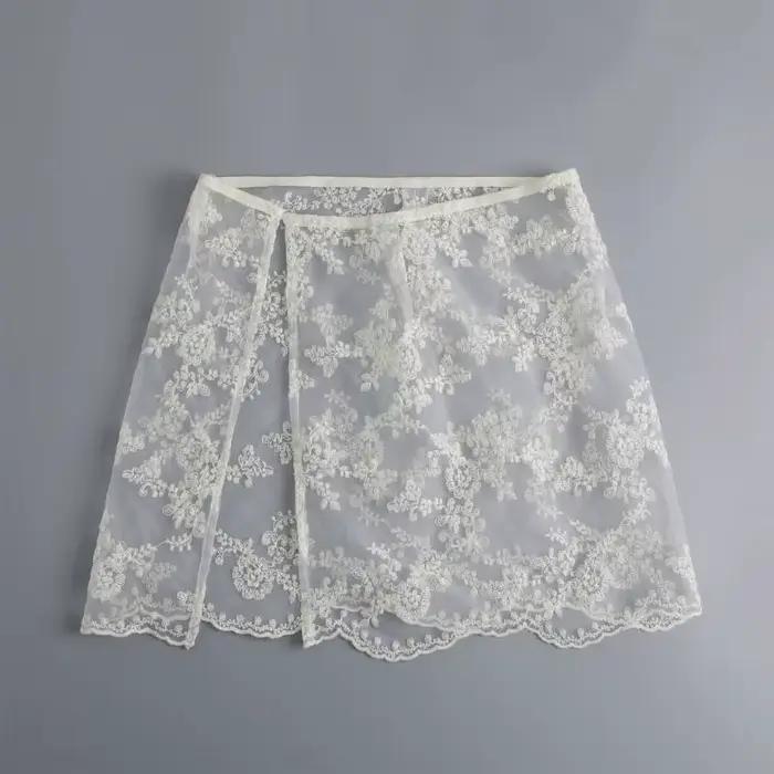 Jupe tablier courte en acétate avec broderie florale pour femmes junior, ajustement souple et élégance décontractée pour toutes les occasions
