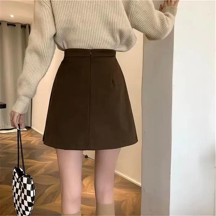 Nouvelle jupe courte plissée couleur café pour femme 2026
