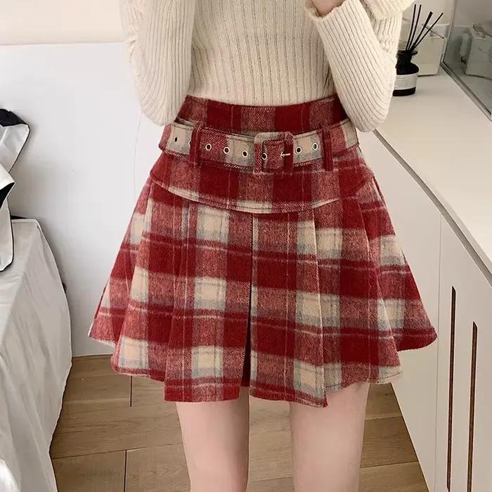 Jupe mini plissée en laine à carreaux rouges taille haute pour femme