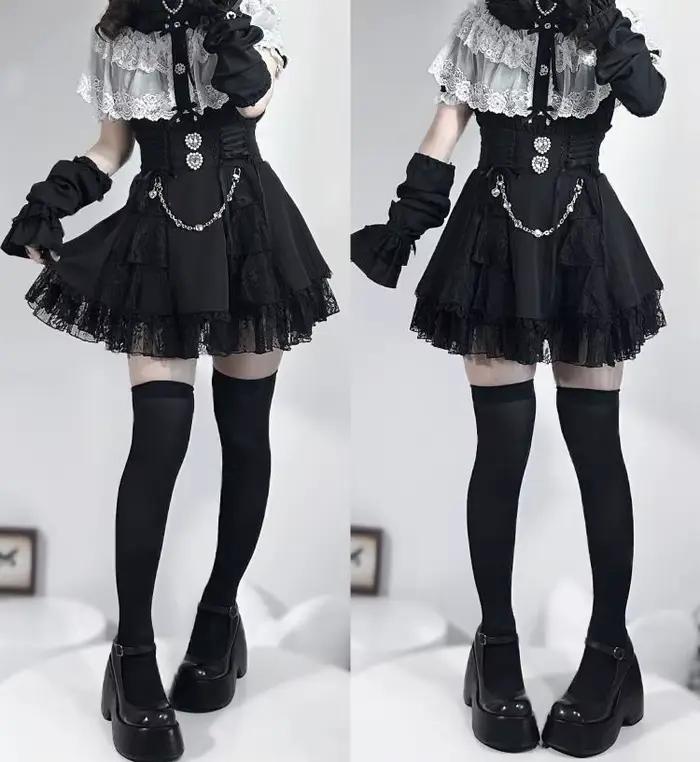 Ensemble jupe courte et chemise à manches longues ou courtes avec cape en dentelle