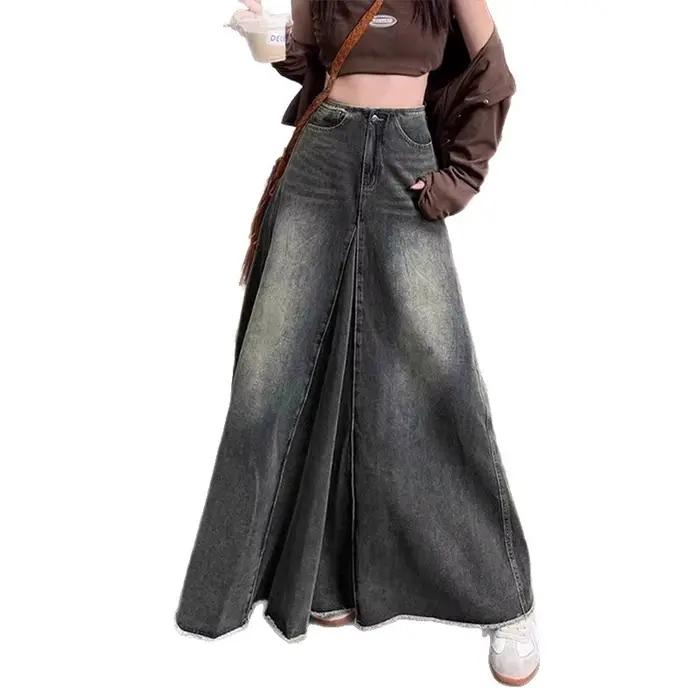 Mini jupe rétro noire en denim non extensible, coupe ajustée, dé