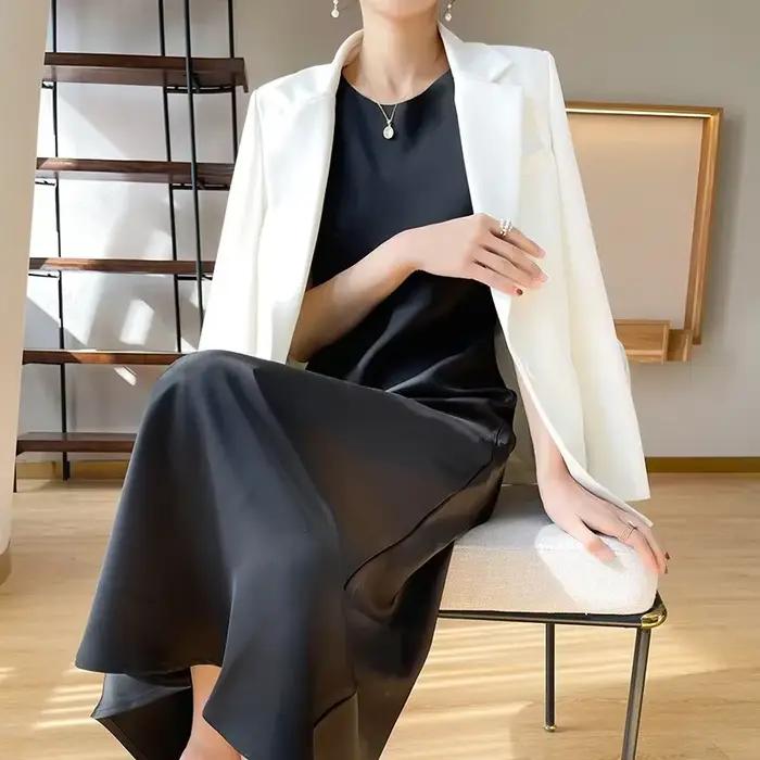 Robe longue trapèze sans bretelles en satin de soie pour femme