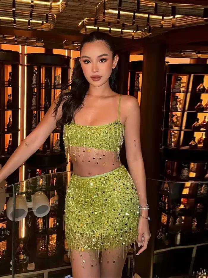 Ensemble deux pièces à sequins et franges pour femme, haut court à bretelles et mini-jupe scintillante, tenue sexy pour festival Ibiza, rave, plage ou soirée.