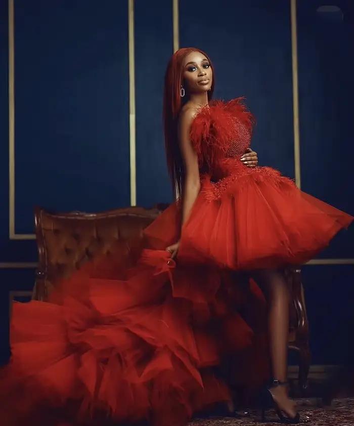 Robes de bal rouges asymétriques longues en tulle, robes de soirée formelles avec perles et plumes, sur mesure, avec traîne, élégantes