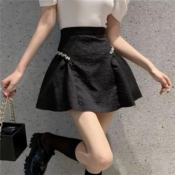 Jupe noire courte asymétrique incrustée de diamants