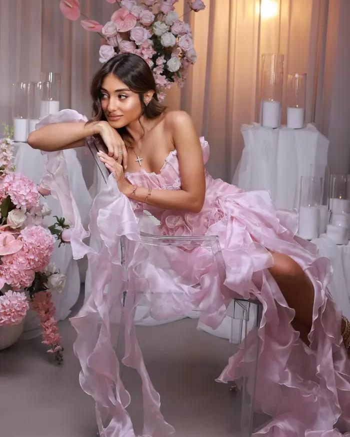 Jolies robes courtes plissées roses pour femmes, avec volants et détails floraux faits à la main, dos à lacets, plusieurs couleurs disponibles