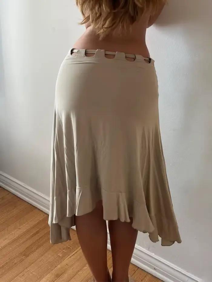 Jupe courte asymétrique à volants et lacets pour femme