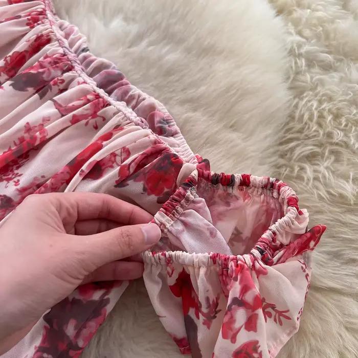 Ensemble jupe et haut chic à imprimé floral pour femme, style épaules dénudées, avec haut court à manches volantées et jupe à volants superposés pour l'été