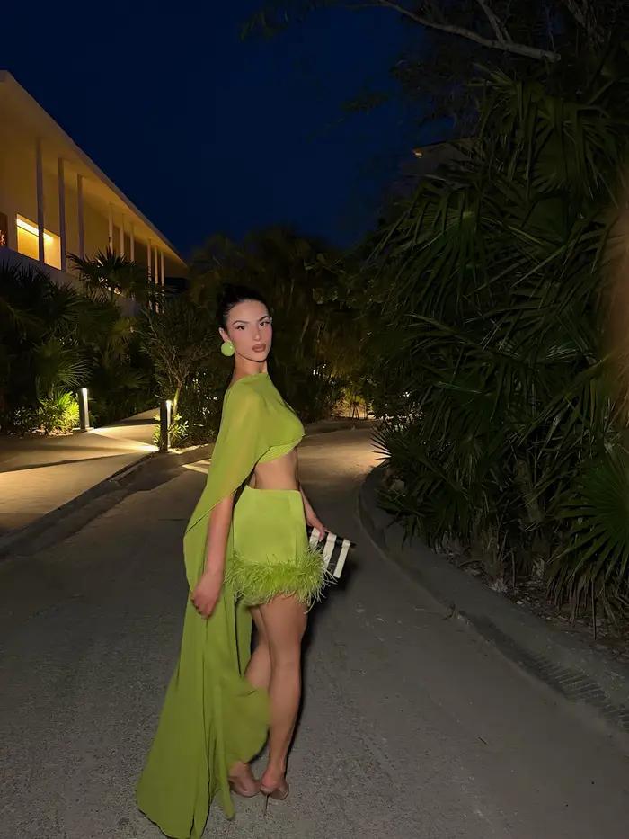 Jupe mini moulante taille haute vert lime avec bordure en plumes pour cocktail