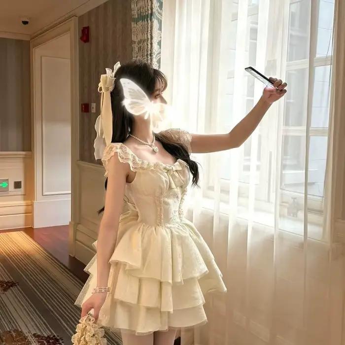 Jupe courte style princesse avec nœud papillon et manches bouffantes