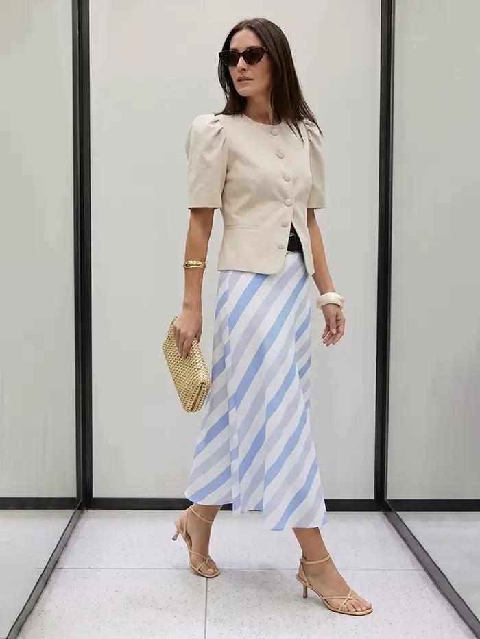 Jupe midi élégante et minimaliste en satin rayé bleu et blanc, taille haute diagonale, fluide et soyeuse, idéale pour l'été, le bureau ou les tenues décontractées.