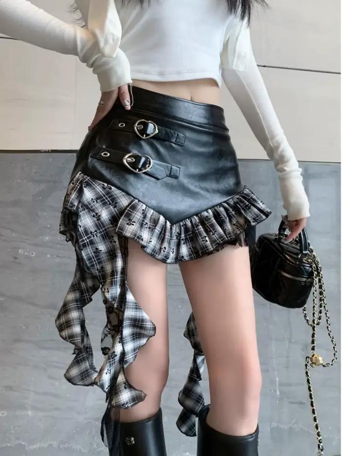 Mini jupe en simili cuir avec volants à carreaux