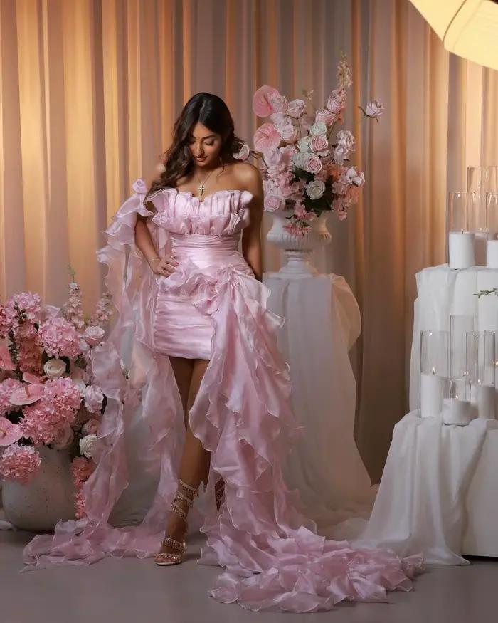 Jolies robes courtes plissées roses pour femmes, avec volants et détails floraux faits à la main, dos à lacets, plusieurs couleurs disponibles