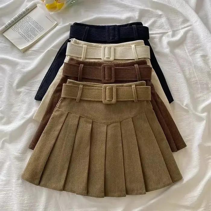 Jupe plissée avec ceinture en cordon