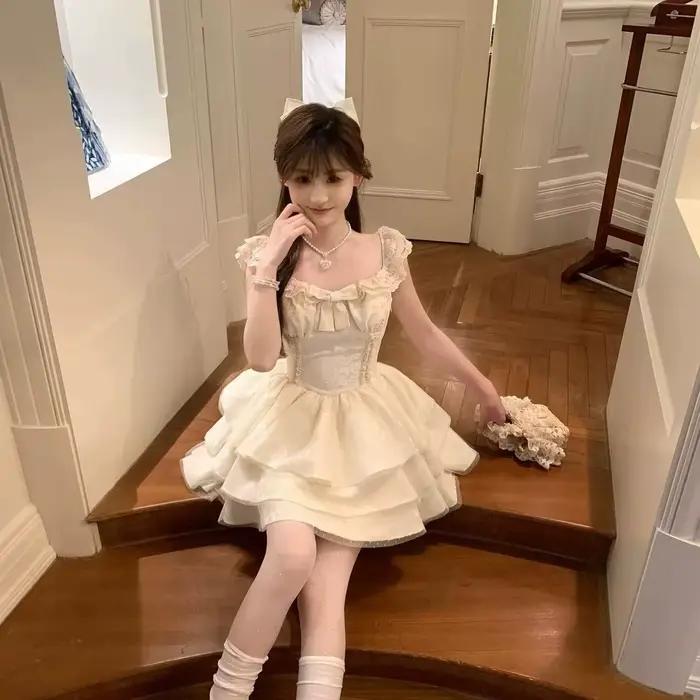 Jupe courte style princesse avec nœud papillon et manches bouffantes