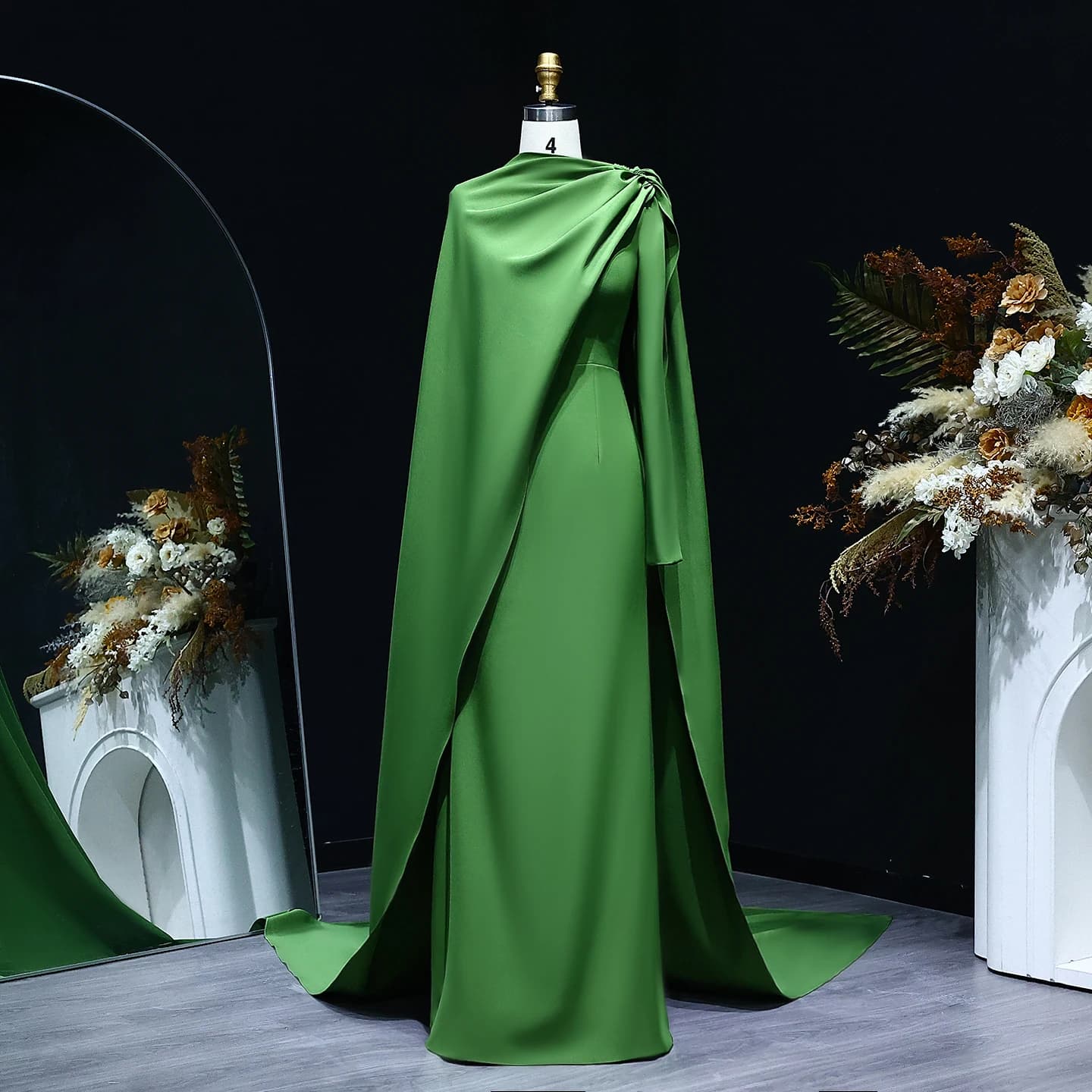 Robe de soirée verte Sharon Said Dubai à col montant avec cape et manches longues, style arabe pour